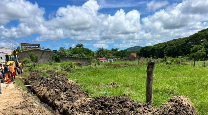 Avenida Abdias Joaquim Santana recebe 120 metros de rede de esgoto em Bandeira do Colônia